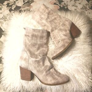 Very G snake slouch cream suede feel block heel over ankle boot size 7.5
